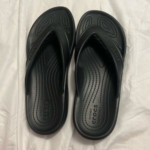 Women’s comfort croc flip flops-size 7